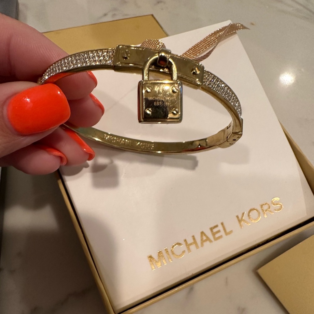 AUTHENTIC MICHAEL KORS GOLD CRYSTAL HINGED BANGLE BRACELET
